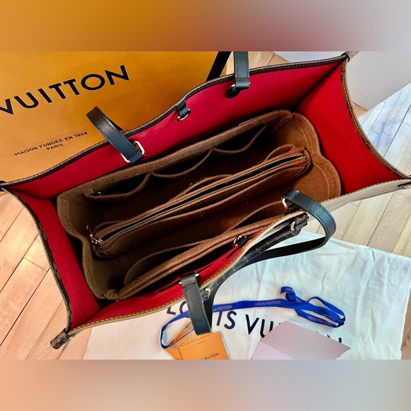 Louis Vuitton OnTheGo GM - Picture 9 of 11